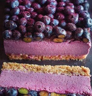 Blueberry dessert granola bars 